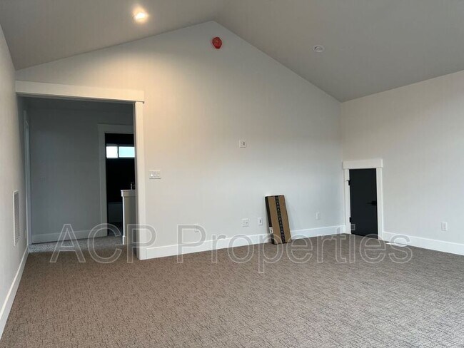 Building Photo - 1570 Farmview Ter