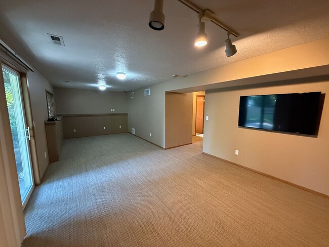 Building Photo - Beautiful 4 Bed 2 Bath Colbert Home in Mea...