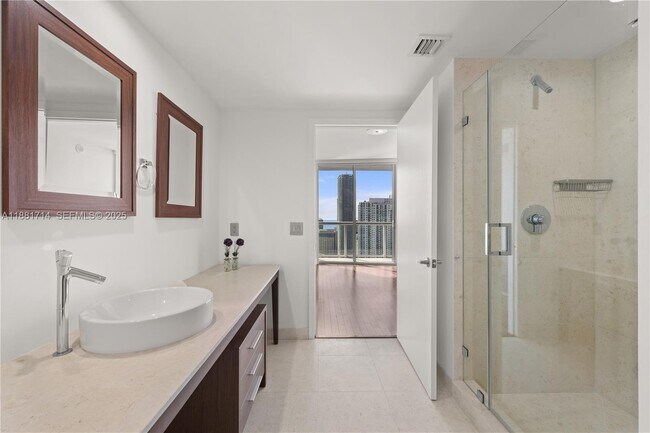 Building Photo - 495 Brickell Ave