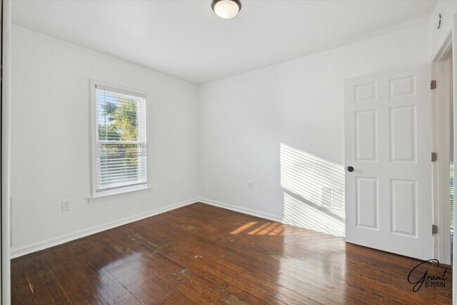 Building Photo - $1650 - Large 4 Bedroom, Renovated Home