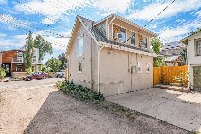 Building Photo - 2 Bedroom Cottage Oasis on The Hill!