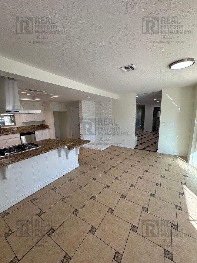 Building Photo - Spacious Single-Story 7-Bedroom Home with Open Layout & Abundant Natural Light