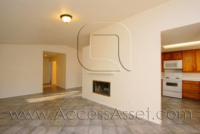 Building Photo - Beautiful Single-Story Home With 3 Bed/2 Bath
