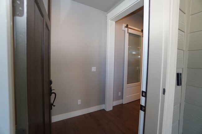 Building Photo - 407 W Pavilion Ln