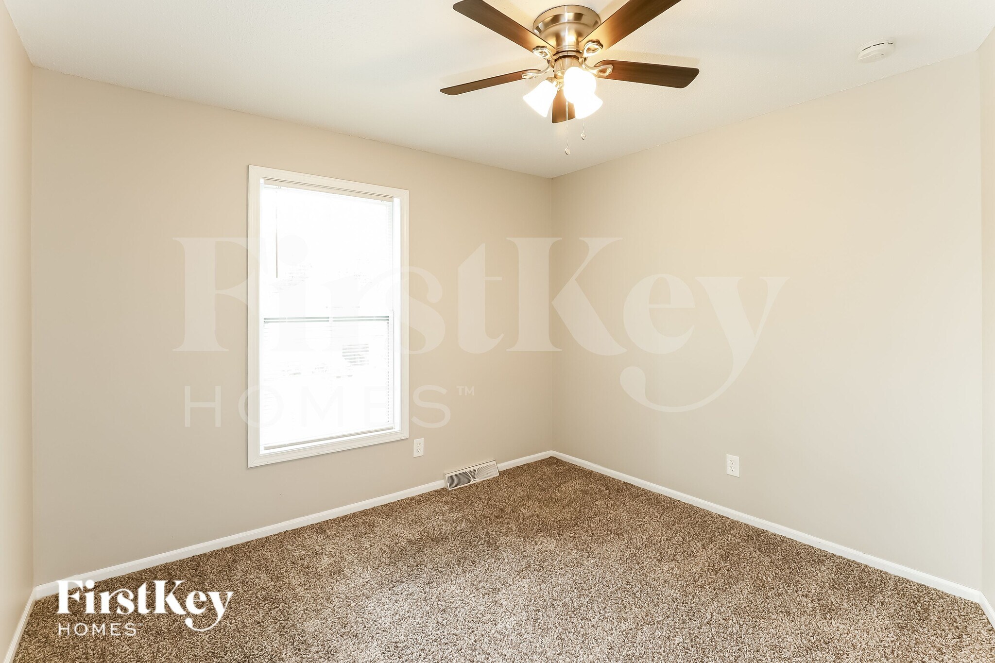 Building Photo - 5905 NW Whispering Oaks Ln
