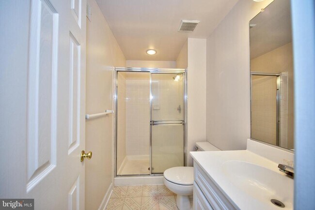 Building Photo - 210 King Johns Ct