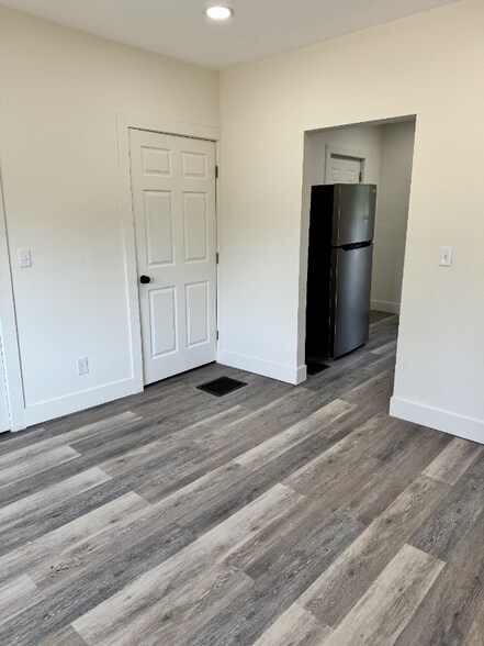 Building Photo - 509 N Elm St