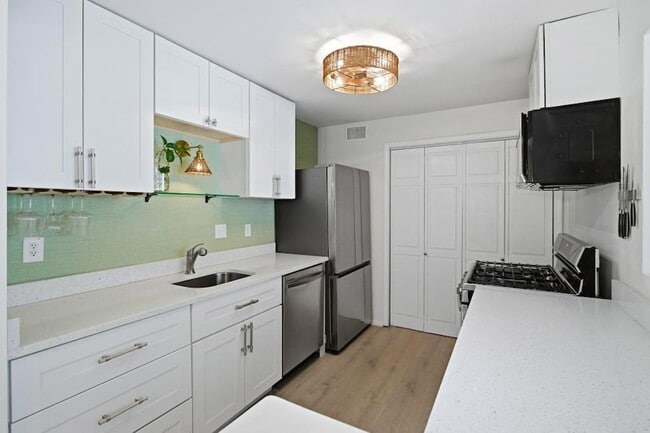 Building Photo - 1407 Vicksburg Pl