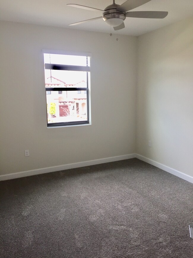 Building Photo - 4 Bedroom 3.5 Bath Townhome in The Vistas ...