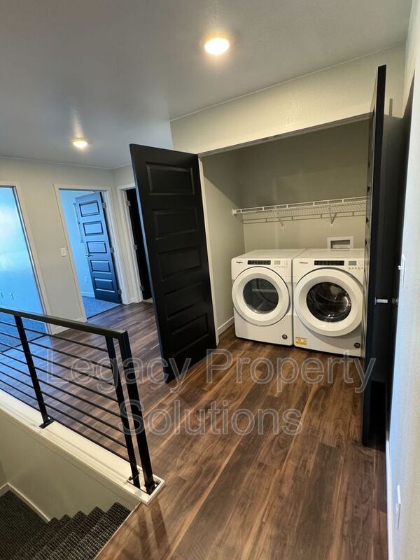 Building Photo - 220 E Greenfield Ln