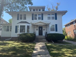 Building Photo - One bedroom available for an immediate mov...