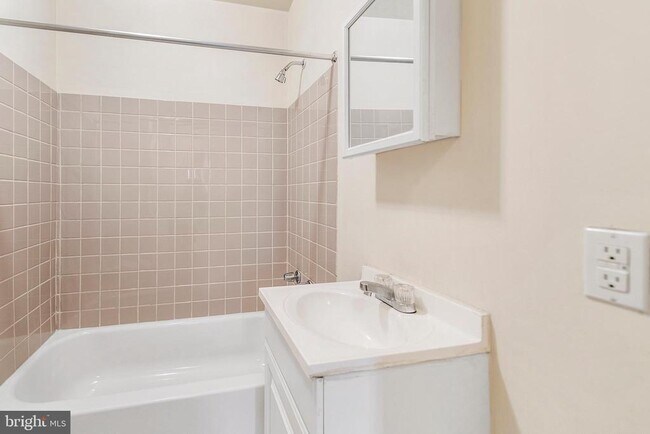 Building Photo - 1933 Christian St