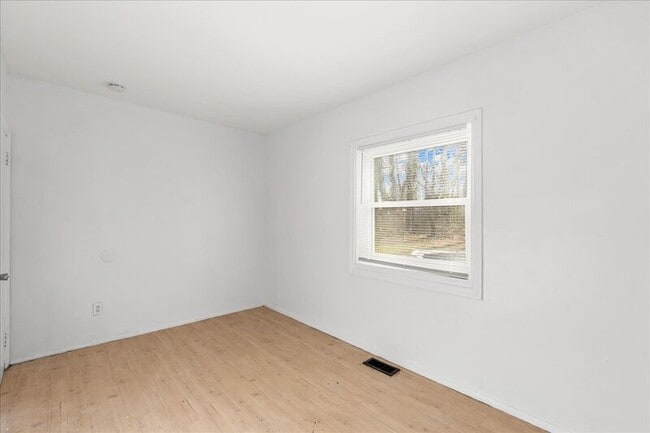 Building Photo - 28 Crescent Dr