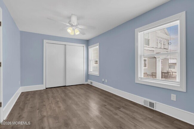 Building Photo - 1208 Pine Tree Way