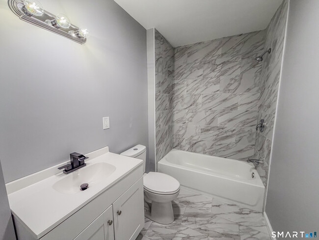 Building Photo - 228 Holly St