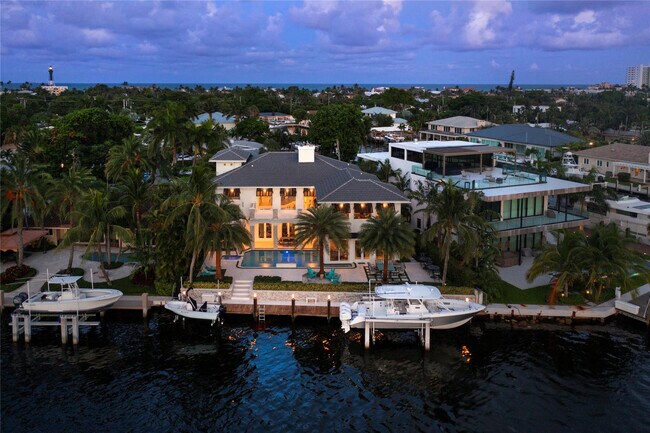 Building Photo - 2307 N Riverside Dr