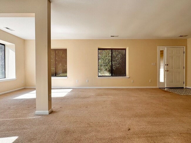 Building Photo - Close to UVA & Downtown-Don't miss this Mi...