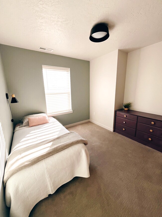 Building Photo - 16848 N Breeds Hill Ave