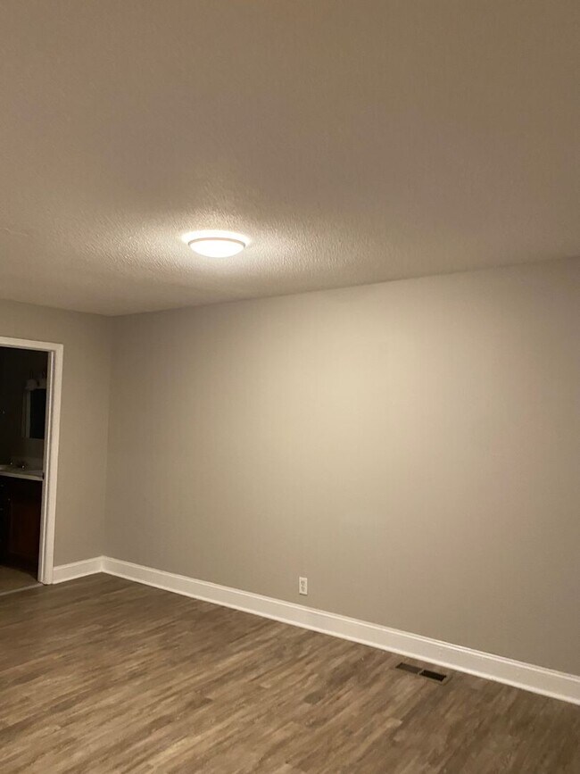 Building Photo - Move in Ready Updated 4 bed 2 bath with ga...