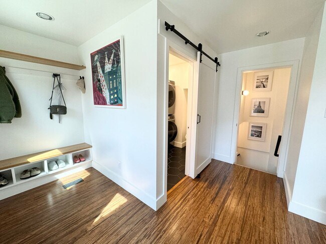 Building Photo - Gorgeous Avenues Remodel!