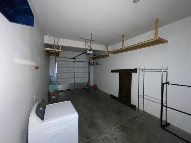 Building Photo - 4 bed 3 bath Townhome