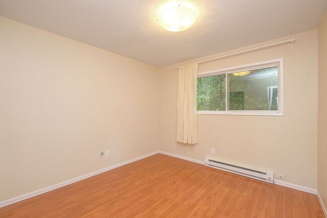 Building Photo - Updated 2 Bedroom, 1 Bathroom Condominium With Stunning Views.