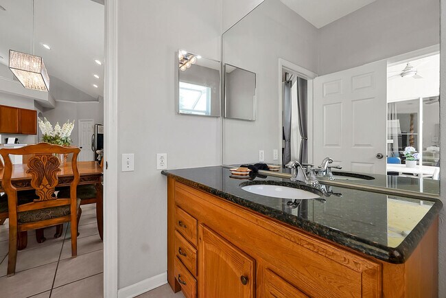 Building Photo - 8157 Sun Palm Dr