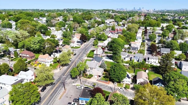 Building Photo - 654 Main St