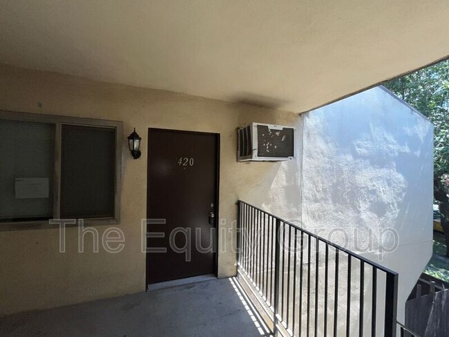 Primary Photo - 1420 W Elowin Ave