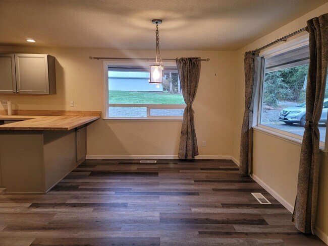 Building Photo - 2 Bedroom Rambler in Suquamish!