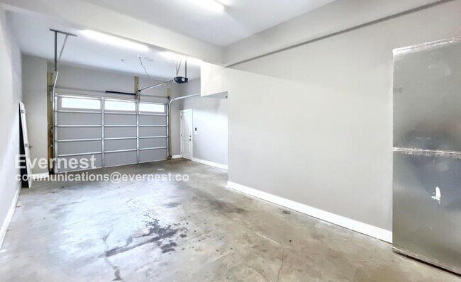Building Photo - 50% Off First Month Rent! Spacious 4-Bedroom Home with Modern Amenities / Pet-Friendly / Availabl...