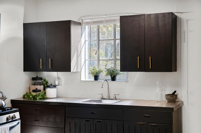 Building Photo - 4 bed 1 bath Home Available Now in Westwood!