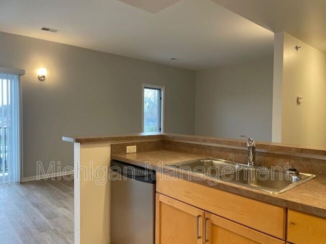 Building Photo - 2735 E Maple Rd