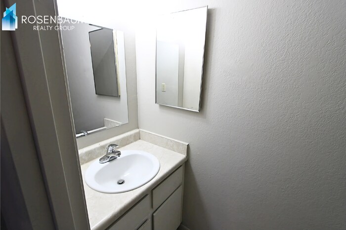 Building Photo - 410 E 9th Ave