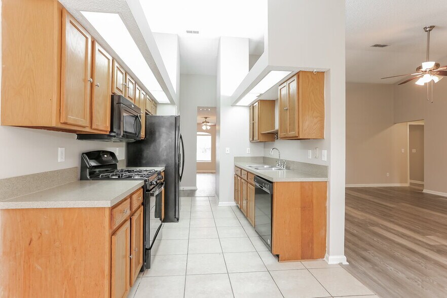 Building Photo - 1694 Aston Hall Dr E