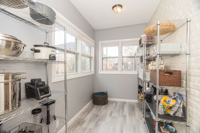 Building Photo - 901 W Ainslie St