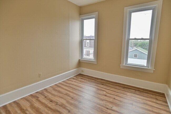Building Photo - 213 3rd St