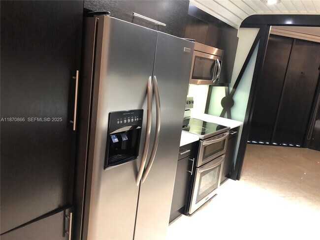 Building Photo - 2800 Island Blvd