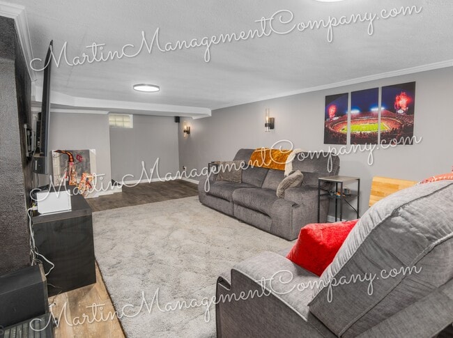 Building Photo - 906 S Barrett Ave