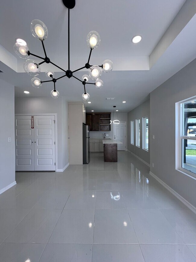 Building Photo - Brand New! 1st Month Free! Don't Miss Out Call today!