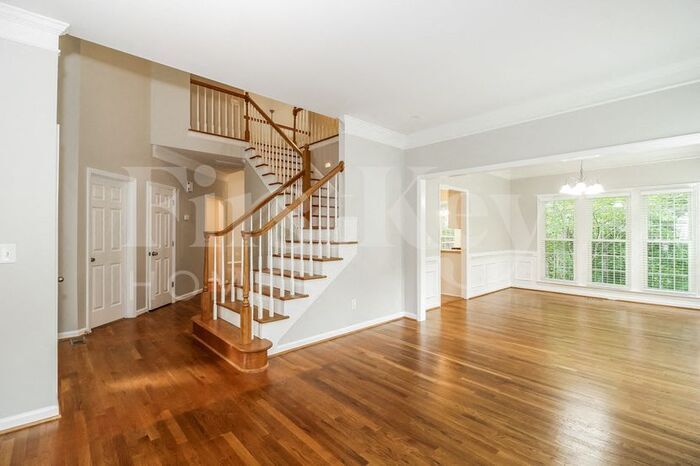 Building Photo - 5386 Beechmont Dr