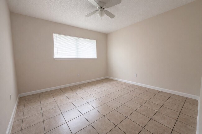 Building Photo - 2210 Sunset Trail