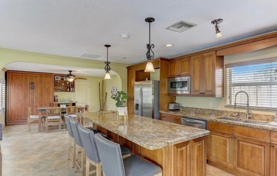 Building Photo - 2625 SE 5th St