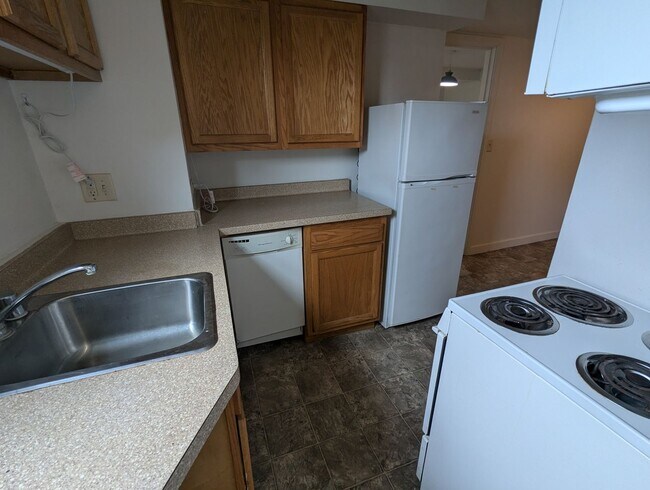 Building Photo - Cozy Studio Apartment in the Heart of Shorewood Hills