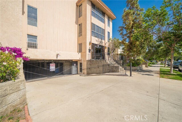 Building Photo - 104 S Hayworth Ave