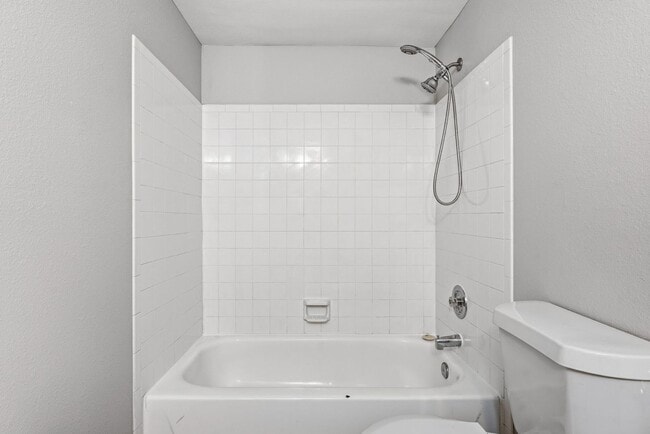 Building Photo - Updated 2 bed / 1 bath home in Lakewood!