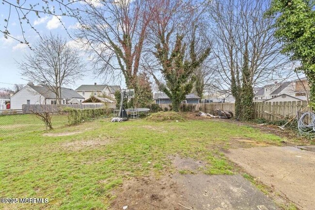 Building Photo - 207 Oakwood Ave