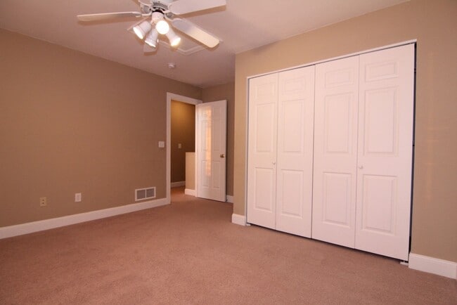 Building Photo - Beautifully Renovated Large 4 bedroom Dupl...