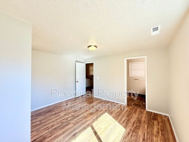 Building Photo - 4603 NE 122nd Ave