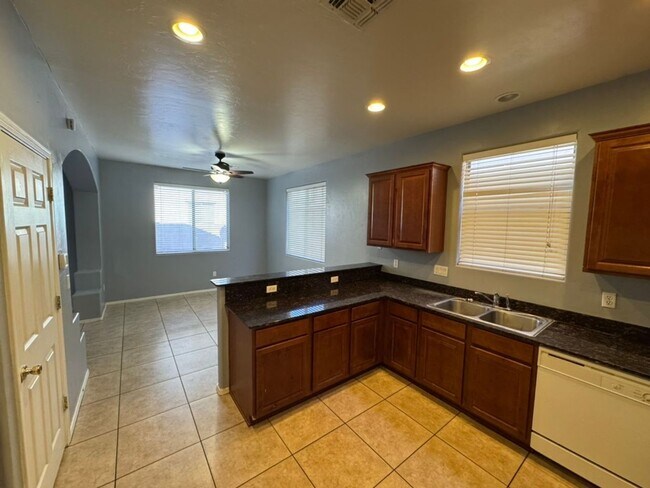 Building Photo - 467 E Calle De Ocaso